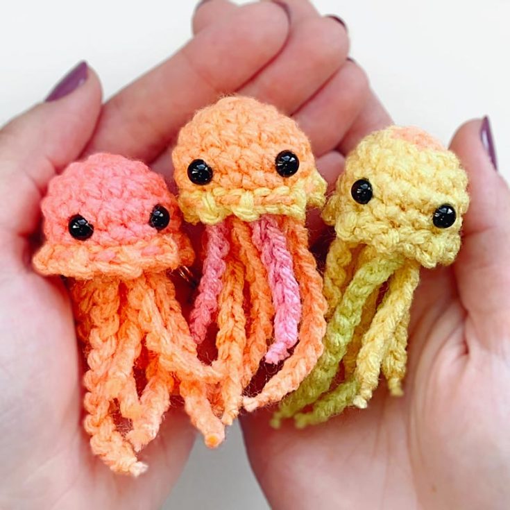 These baby jellyfish are irresistibly cute, and you really want to make a whole 'nest' of them! It's yet another beginner-friendly tutorial that is easily customizable and easy to follow.