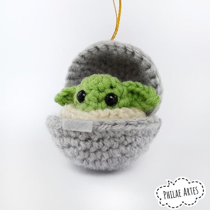 Learn to crochet this Baby Yoda keychain that can be given to Star Wars fans. It could also be hung up on your desk or on a tree as an ornament. It's around 2,7 inches (7 cm), and the English pattern is free for download on the website.