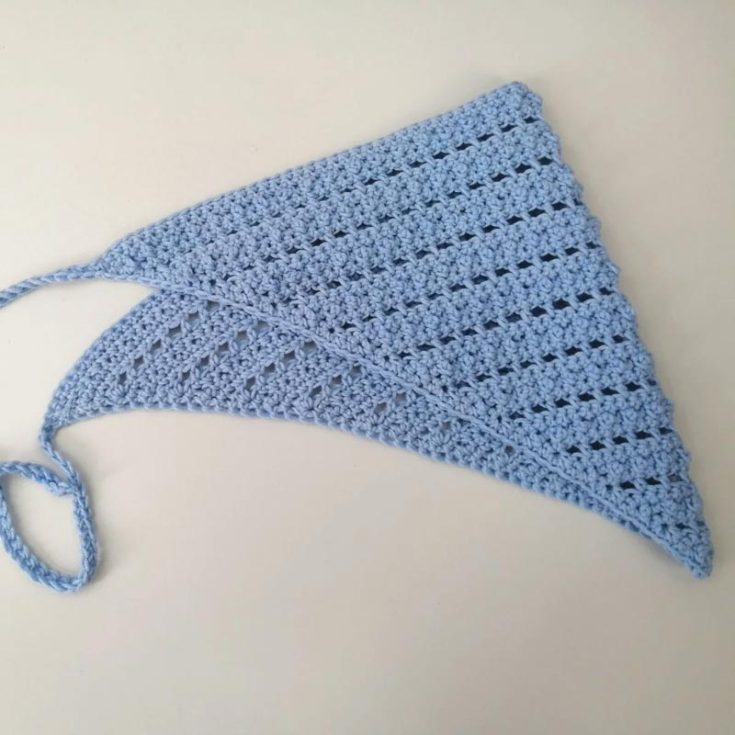 You can consider making this bead and lace stitch bandana for a more versatile and chic look that is suitable for everyone. The pattern calls for alternating between solid rows and eyelets for a textured and exciting look.&nbsp;
