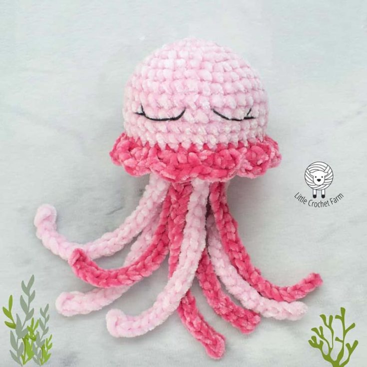 This chunky fast-asleep jellyfish is part of a lovely sleeping sea creatures collection! This easy and fast jellyfish has a unique color-change at the crown of its down with tentacles so soft that makes it look like its drifting away in the ocean whilst sleeping!