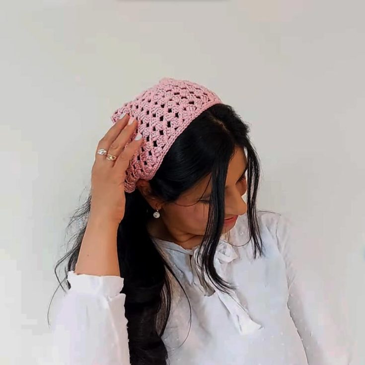 This pretty bandana features lovely scallop-like curls at the end, giving it a feminine look. Want to wear it for winter? Simply change the materials and use wool or acrylic yarn!