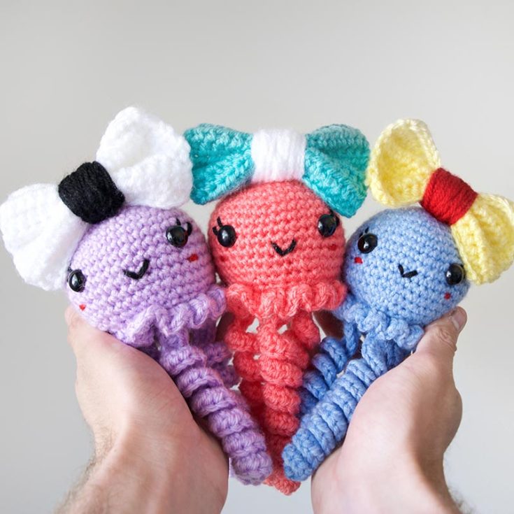 These pretty jiggly jellyfish definitely came all dressed to the nines! The pretty bows on their heads and fluttery eyes give them personality and make them stand out.