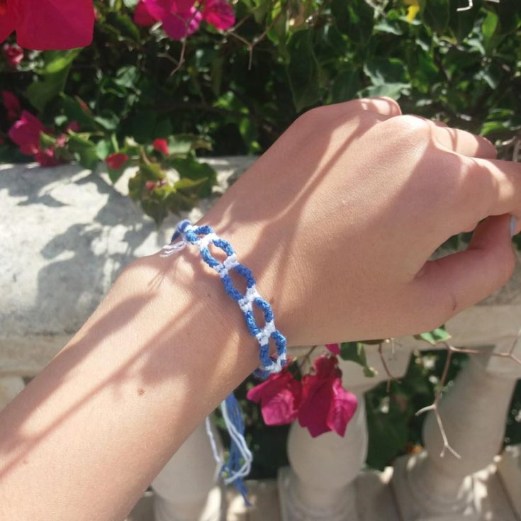 If you are wondering how to make friendship bracelets, we have got you covered. Check out this beautiful diamond square zig-zag design that is truly a one-of-a-kind. This pattern is perfect for beginners, and it is pretty minimalistic. Create this charming friendship bracelet pattern that will have your friends beaming with joy.