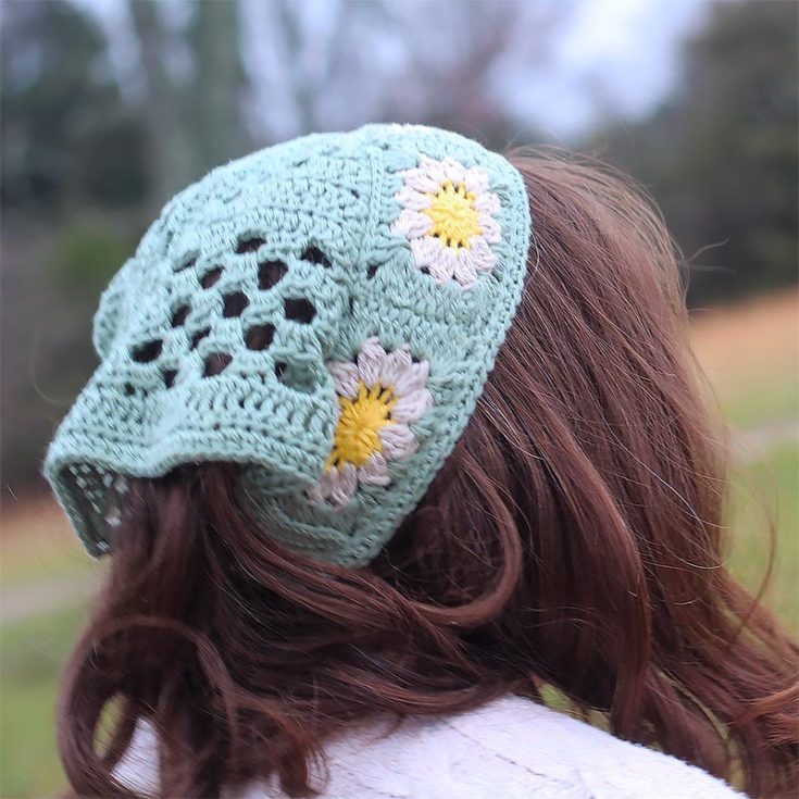Make this flower kerchief with granny squares. It's simple, vintage, and a classic. Crochet this timeless piece for yourself or your loved ones to wear during warm sunny days.