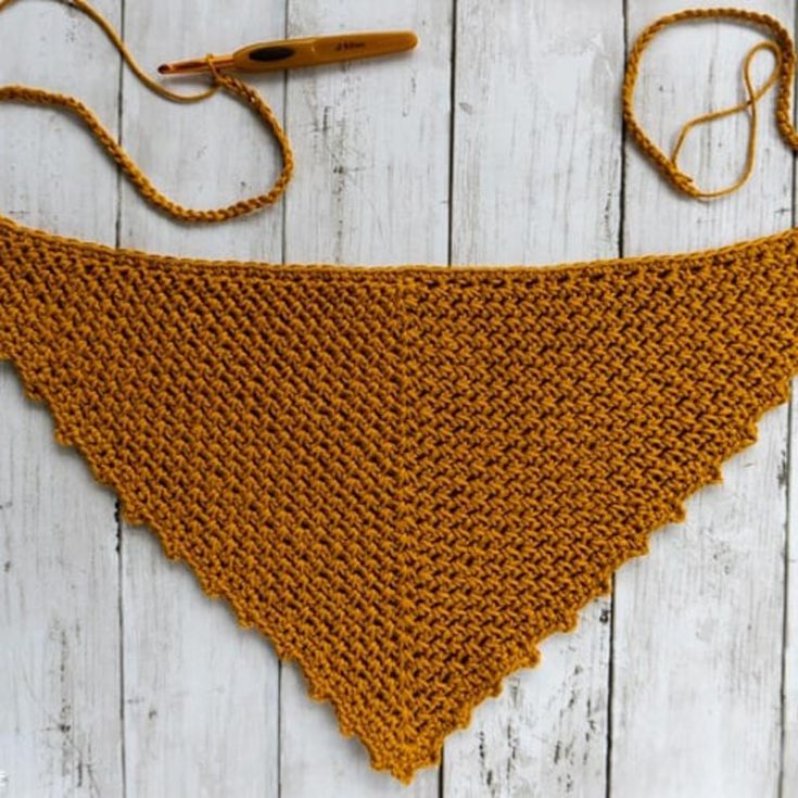 Have you got only one skein of yarn to spare? Don't worry; we've got you covered because this summer bandana only requires one skein to make! It uses the moss stitch to ensure the pattern is still breathable.