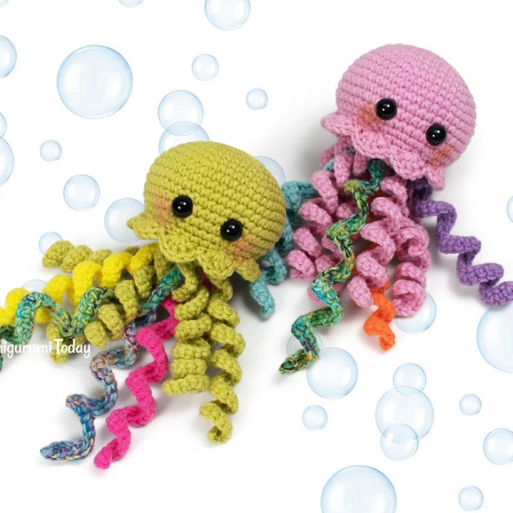 Create your very own easy happy jellyfish pattern that can be used as a sensory toy for your child, as a pendant for your backpack or to add to your crochet repertoire!