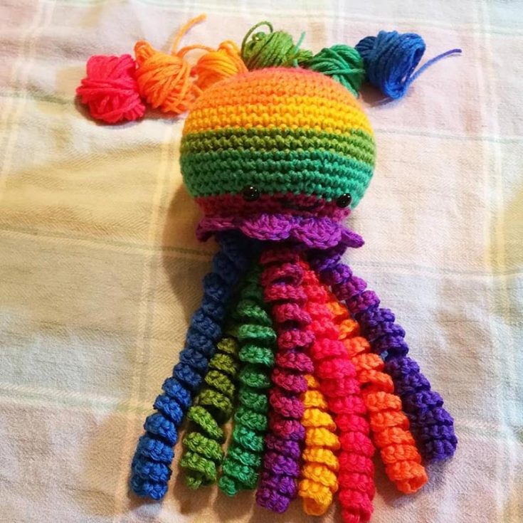 Learn how to crochet these Jellie Jellyfish with the springiest and curliest tentacles! They work up fairly quickly as well.