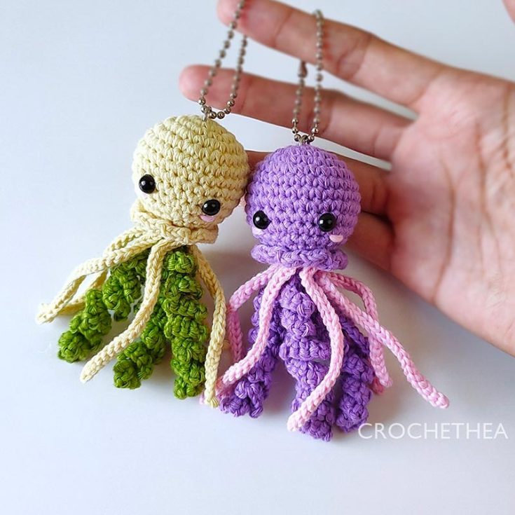 Little jellyfish here has thick oral arms down its centre and thinner arms floating around it. They make cute colorful keychains, ready to be hung on bags or given as gifts!