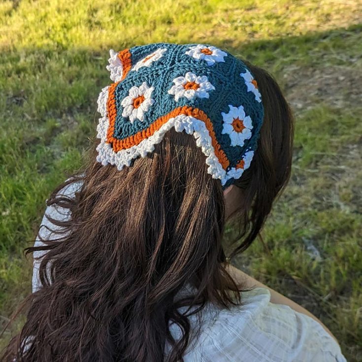 This gorgeous daisy bandana makes you wish spring were here, doesn't it? It's made using small granny squares and triangles, which are then joined together. It has some special stitches, such as the Cluster and Picot stitch.