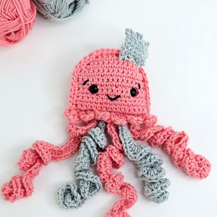 This pretty jellyfish embodies everything that is lovely about a well-made 2D design. The pattern is written in English, Norwegian, and German and comes with an easy to follow along video! 4