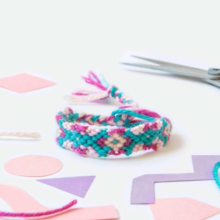 Check out this beautiful red heart diamond bracelet that is just so gorgeous to look at. This design is perfect if you already have basic experience in making bracelets, as this one can be more challenging. While constructing it, you will learn the 4 fundamental friendship bracelet knots incorporated into this design. Just download the free pattern and begin crafting.