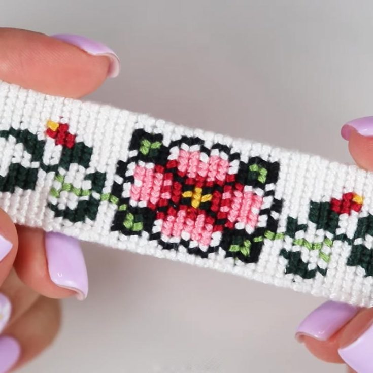 Have you ever seen such a gorgeous and stylish flower bracelet pattern like this one? It is so cool, and instead of constructing flower shapes onto it, you weave the design into the pattern itself. How crazy is that? You must try this out if you&rsquo;re looking for a more challenging design. Channel your inner child and creativity to make several to show your love and affection to your friends.