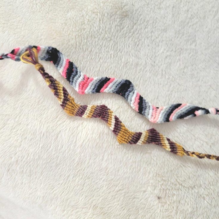Zig-zag bracelet patterns also fall under one of the classic go-tos. It is simple to make, and with the right guide, you can do this craft in no time. Whether you prefer to use embroidery threads of yarn, all you need to do is follow the folding structure. Not to mention, it adds an elegant touch to your wrist.
