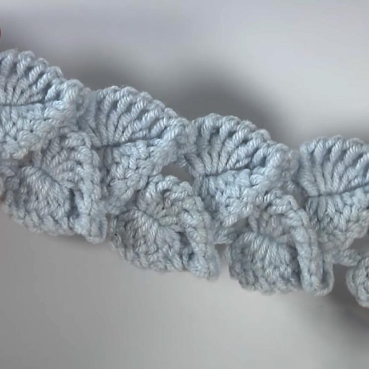 Learn how to make this leaf crochet pattern in this YouTube video that creates a heart-shaped leaf 3D bundle. You can make them into beautiful bracelets to share with your friends!