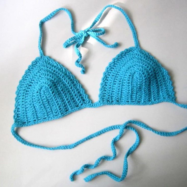 Available in sizes from XS to XXL, this crochet bikini top is easy, simple, breezy and fun. Everything that you would want in a summer bikini crochet top.
