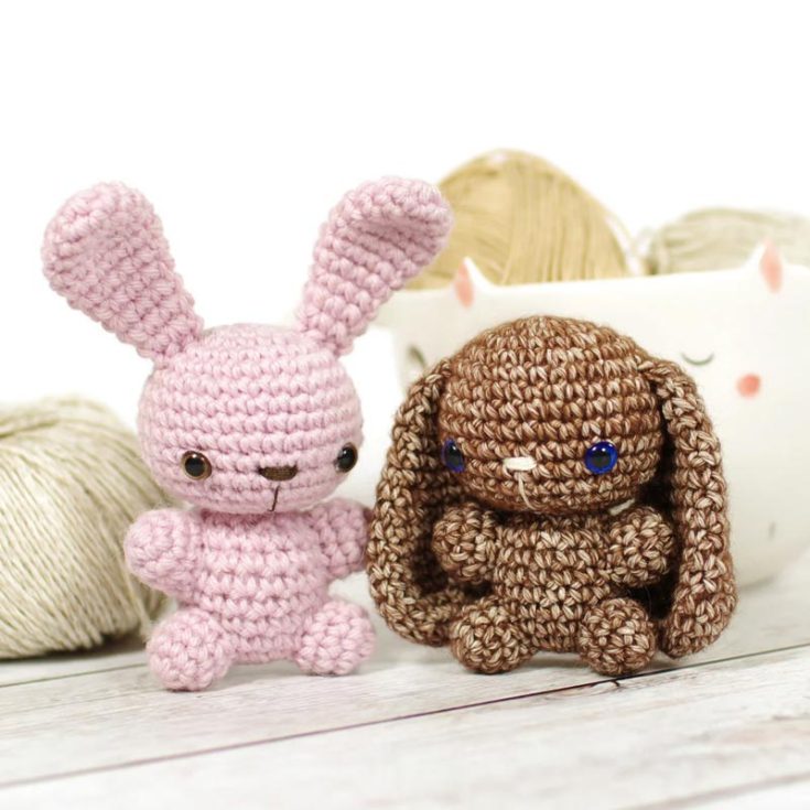 Don't these little bunnies look so adorable? It can be made into a keychain or be left as it is, a cute plushie decor! If the size is too small, you can use finer and bulkier yarn to upsize it. Just stuff the bunnies with fiberfill, and you'll have a sturdy, soft toy.