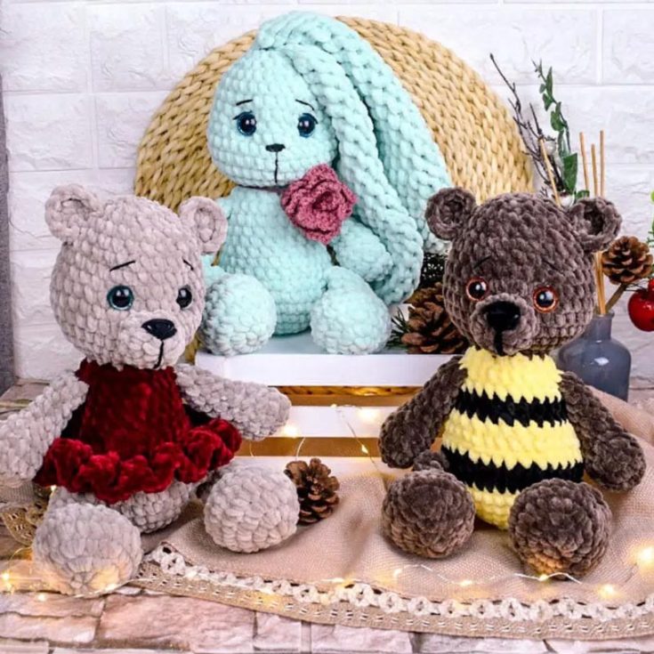 Not the biggest fan of sewing? We've got you covered with this lovely no-sew crochet bunny amigurumi pattern. It includes detailed instructions on creating a seamless crochet bunny amigurumi&nbsp;with a pretty flower choker. The finished size is 11.5".
