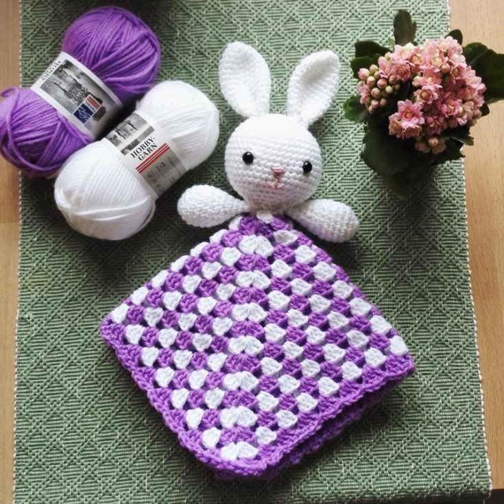 Having cute bunny hand towels is a great way to glamorize your bathroom or kitchen game. It's a pretty simple pattern for beginners looking for an easy amigurumi project. Give this a go!