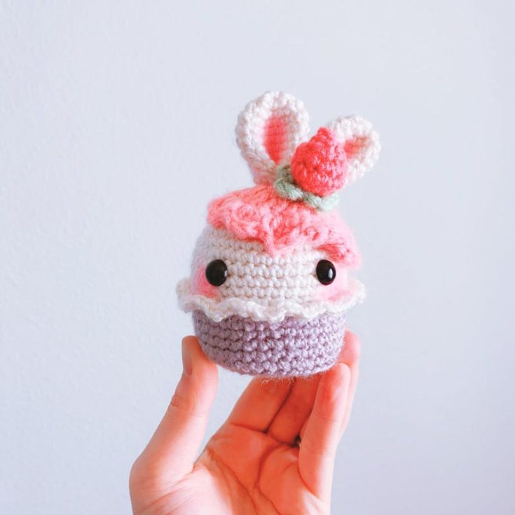 The bunny rabbit cupcake is a sweet little amigurumi dessert if you're looking for a zero-calorie, non-consumable treat. It will make a lovely gift as a companion, or even better, by transforming it into a keychain. It's an easy 4.5" tall piece.