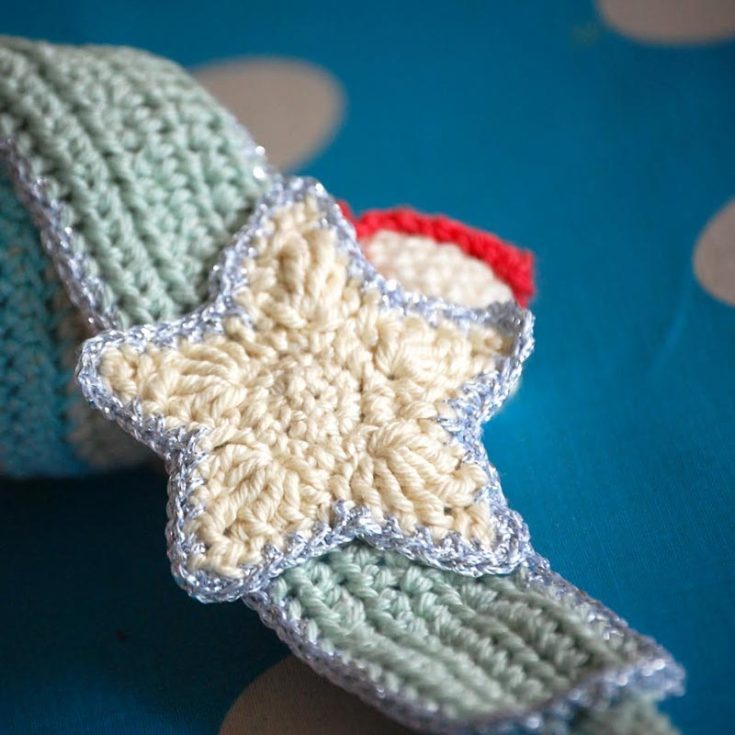 Feel the jolly spirit with this adorable Christmas ornament start pattern. It's pretty simple to make, and all you need to do now is follow the guide in the article and have a merry little Christmas.