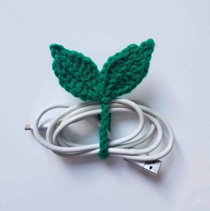 This cute little leaf sprout can be used as a cable tie or bookmark -- either way, it'd make great trinkets and gifts for your friends or bulk crocheting them for your following collection!