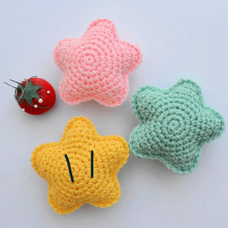 This pattern teaches you to turn a 2D applique into a 3D star amigurumi. So if you want a little more cuteness in a puffy bloated-like star, give this pattern a go!