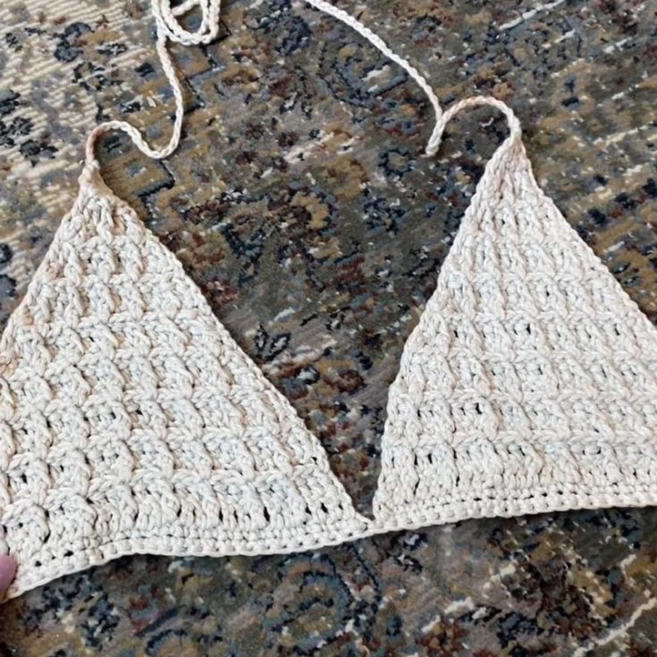 This waffle bikini top is a simple pattern that is demonstrated in size M. It is also easy to alter to any size preferred, and you don't need to worry about showing too much skin. This top offers full coverage; you can upsize it to make it a perfect fit.