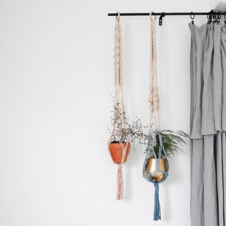 Try out these simple macrame plant hanger patterns to incorporate into your living area! Isn&rsquo;t it so cute? This stylish pattern, though made in French, can be translated to English for easier reading alongside the video tutorial that teaches you the knot techniques used to achieve this stunning look.