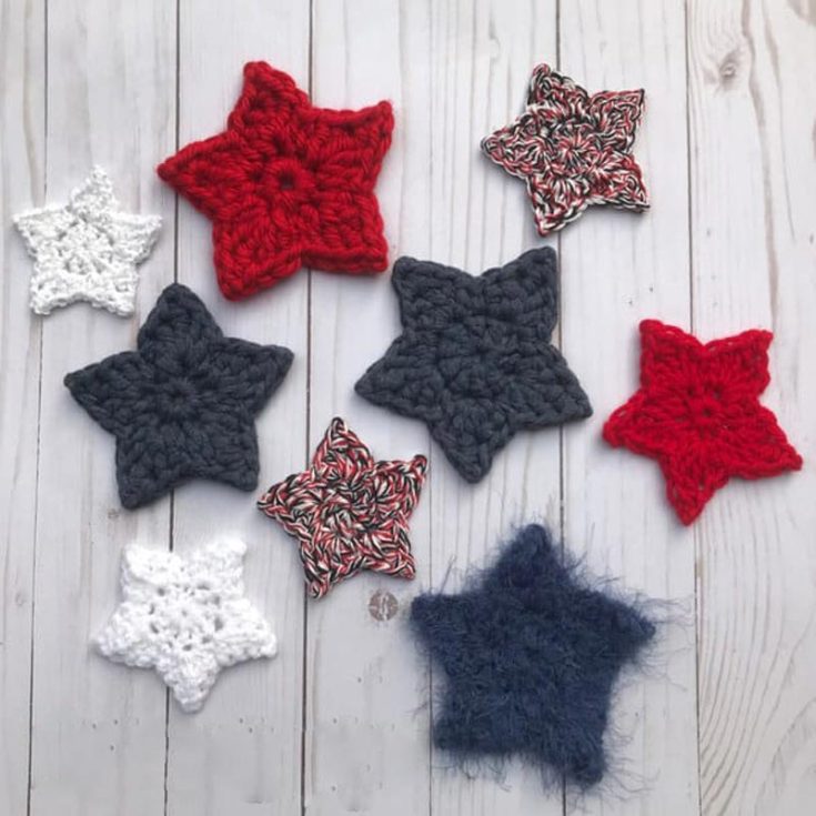 This pattern here features two different types of star patterns. The single crochet version and the double crochet version. Try out both to practice your crocheting stitches.