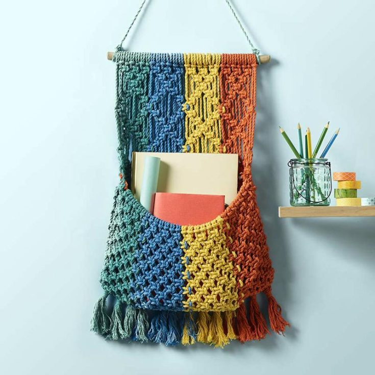 Did you know you can make macrame wall hangings with pockets to fill with your trinkets? Learn to macrame one with this pattern that will allow you to store your books, magazines, notes, and even small plants to liven up your space.