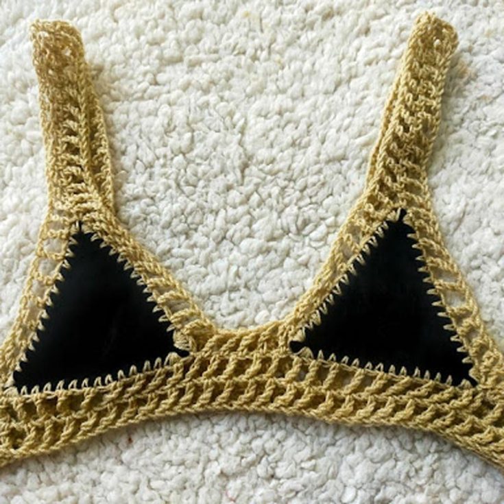 For a look that exudes sexiness and presence, this micro bikini crochet pattern may be the one you are looking for. It comes in sizes S, M, and L.