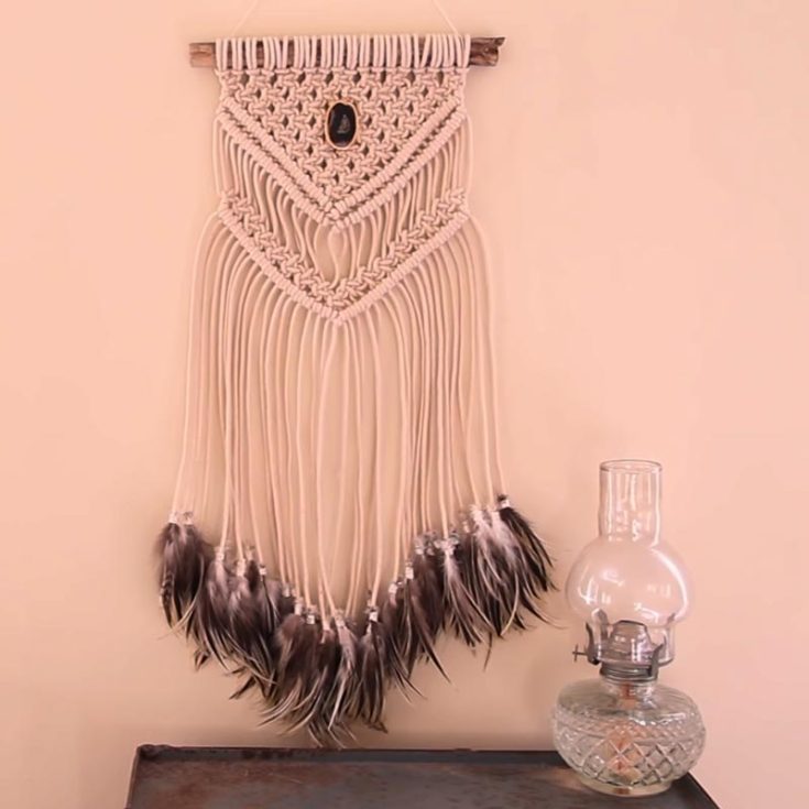Here&rsquo;s another dreamcatcher design that is complete with feathers to imitate the traditional dreamcatcher designs! Follow along with the video tutorial for a feather-filled adventure into the art of macrame dreaming (pun intended).