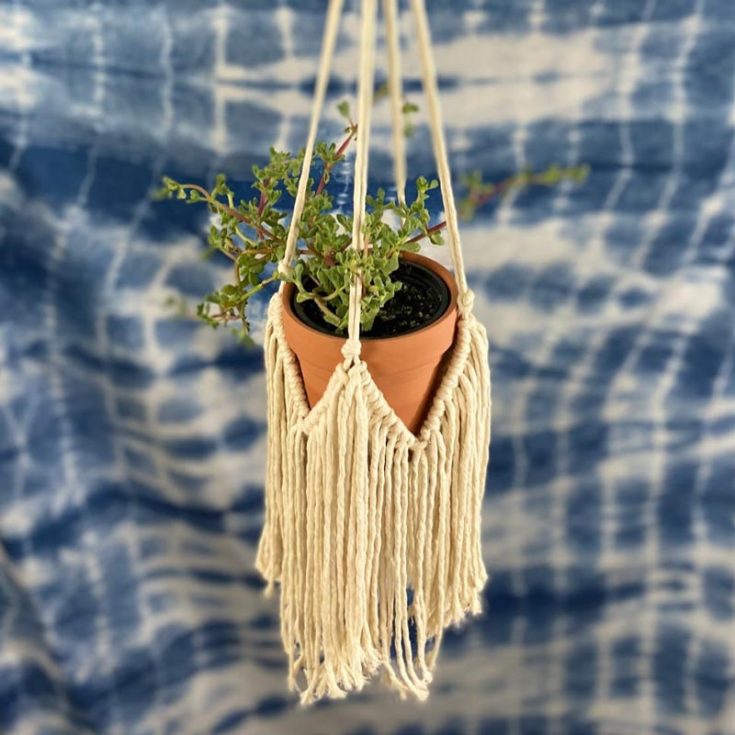 Want to know the easiest pattern? This one, of course! Just look at that glorious fringe; it&rsquo;s so breathtaking and primarily uses the overhand knot. Pretty cool, right? The finished size is 26&rdquo;.&nbsp;