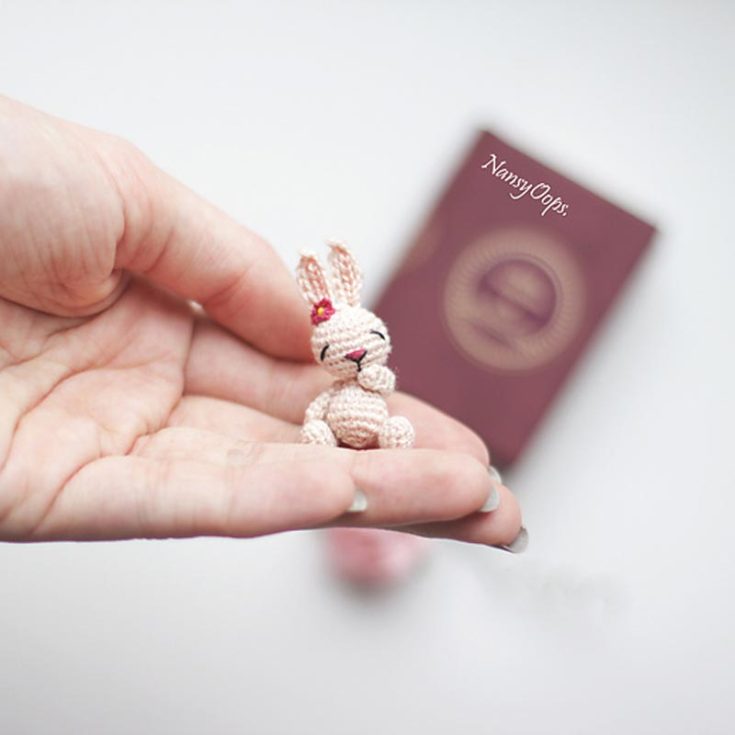 Have you ever set eyes upon such a tiny little rabbit? We certainly haven't, but you should crochet this little guy, as he's too adorable to resist! It's only 3.5 cm tall and will sit daintily as a subtle mantlepiece decor.