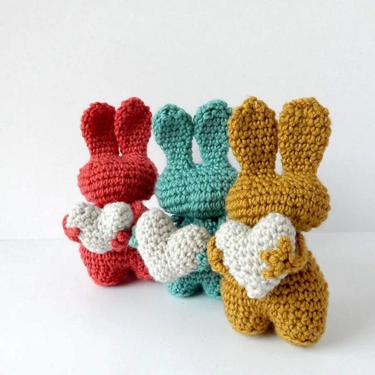Make many of these minimalist heart-holding bunnies into a bouquet for your loved ones for Valentine's! Or make many of them, each with their distinct color for each person important in your life. They're only a few centimeters tall!