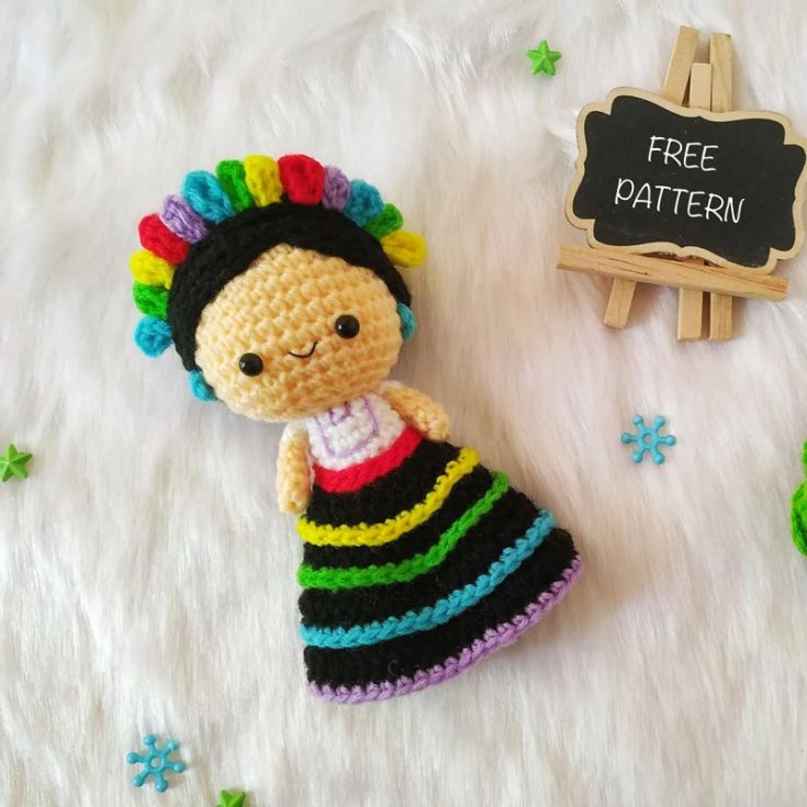 Doesn't this amigurumi Mexican doll pattern get your festive mood on? The instructions in the link below will teach you how to make this lovely doll with that beautiful skirt and headband.