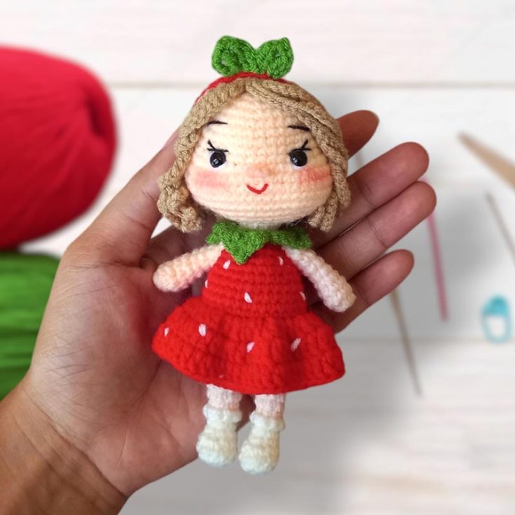 Learn how to crochet this adorable amigurumi strawberry girl design! She is relatively easy to make due to her small size, and all you need are some red, green, khaki, skin, and white colored yarn, with a 1.3mm crochet hook. Besides the written pattern, the article provides a YouTube video tutorial to help visual learners.
