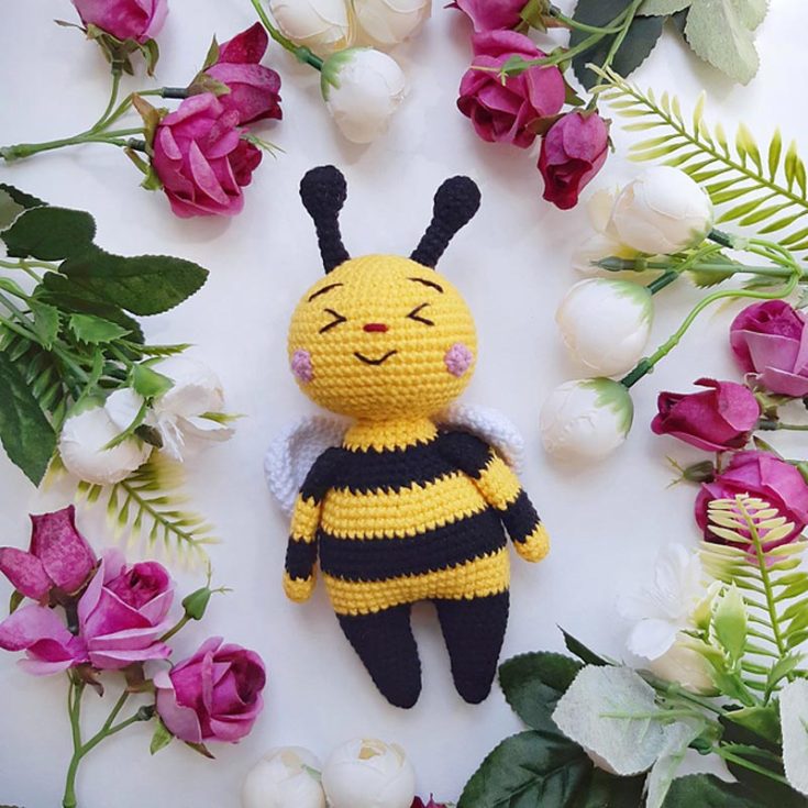 Bee Shofi is an excited little bumble bee who can't wait to start the day buzzing about on a positive note! She will bring joy to your lives by being beside you as you take on the day's challenges. She is an easy crochet project, so beginners with basic crochet knowledge may attempt this. The finished size is 4.7".