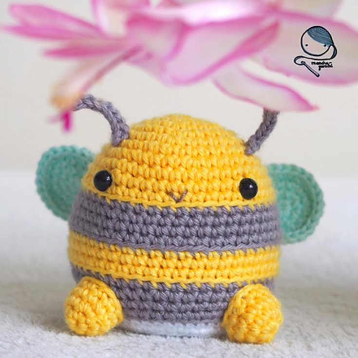 Straying not too far off from your conventional bee, we have this cute rendition of a pastel-colored bee pattern! It features a bee sitting down with rounded wings&mdash;a great addition to your flutter collection.