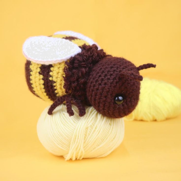 Learn to make this realistic fuzzy crochet bee pattern that is incredibly easy to make. All you need to prepare are medium-weight yarn in various bee colors, a 4 mm crochet hook, and 12mm safety eyes. Oh, it also uses loop stitches!&nbsp;