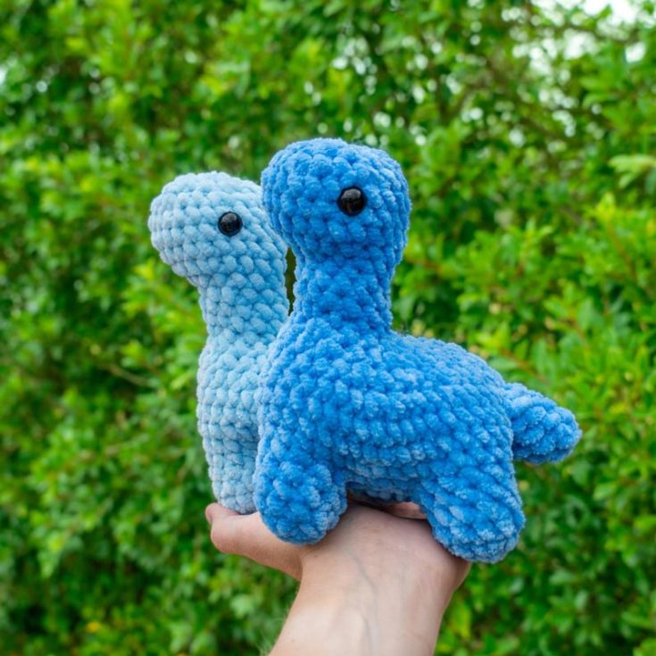 This is a part 1 video tutorial on making this simple, minimalist, yet cute brontosaurus crochet pattern. She's a dino with no frills and will be a fantastic crochet project. Once you've completed part 1, click the link below to continue. - Crochet Brontosaurus Pattern Part 2