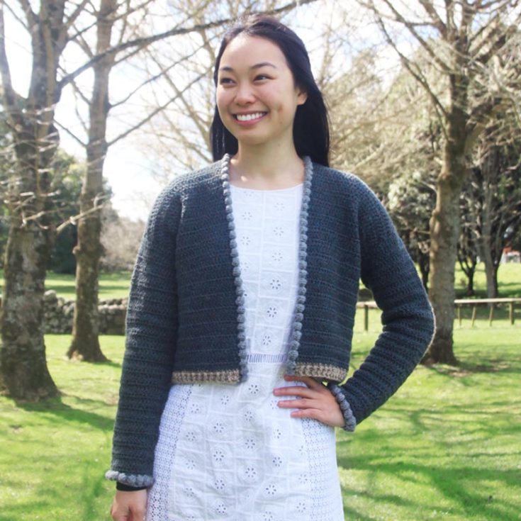With tapered sleeves finished with bobble cuffs, this countryside cardigan is a structured, boxy feminine outerwear for fun days out! The optional elbow patches really do tie well together with the tapered look. You can make this piece with the instructions for sizes XS-3XL.