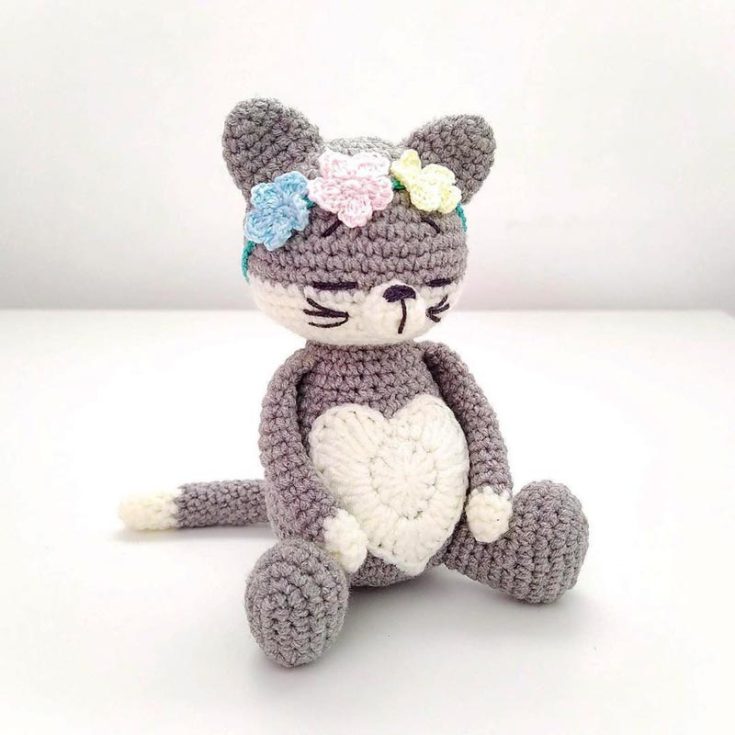 Don&rsquo;t you love how sweet this kitty looks? Adorned with a cute crocheted heart and flower garland on its head, it&rsquo;s a simple design that advanced beginners can try. The best part about this kitty cat is that it uses only basic crochet stitches. Try it out now!&nbsp;