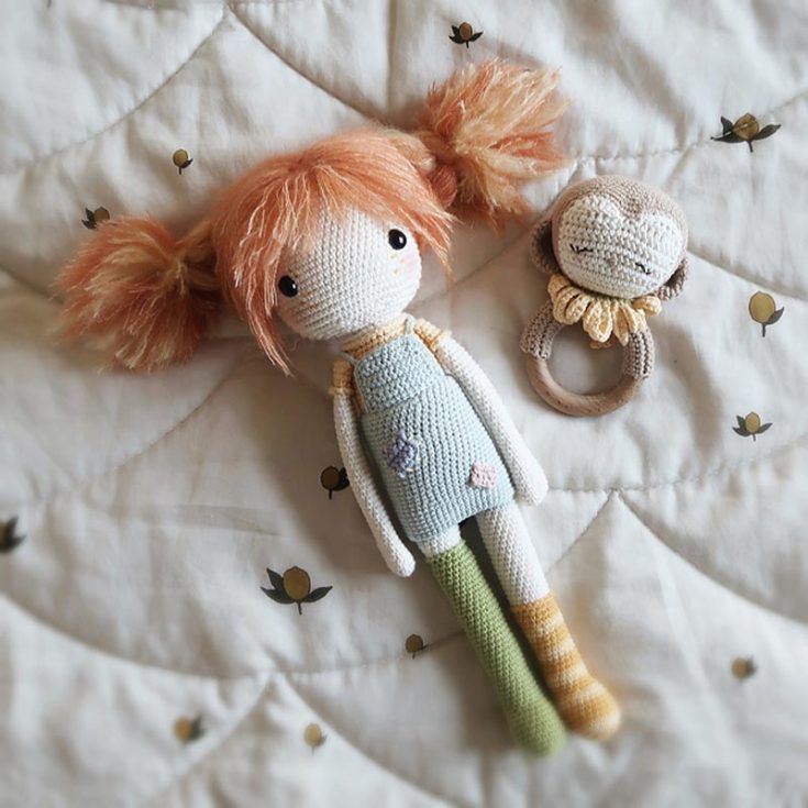 With long limbs, a torso, and even longer mismatched stockings, this ginger-headed doll is a cute piece to make! Little Pippi is crocheted in spirals without joining the rounds. Her final measurements are 38 x 11 cm.