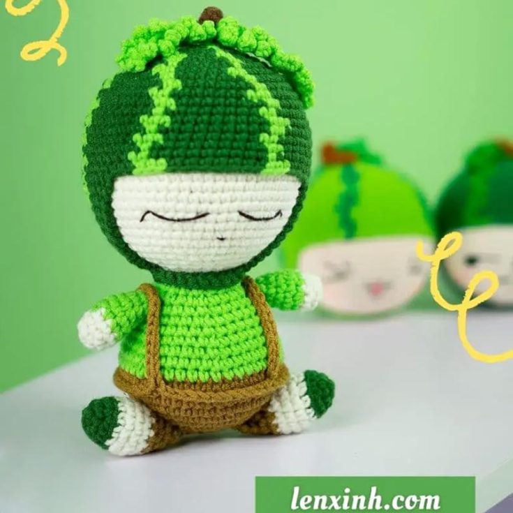 This juicy watermelon doll will add a dash of fun to your collection of plushies! He sure will stand out, too! You can easily customize its expression to your preference to make it into a mood toy! He is also 14cm tall.