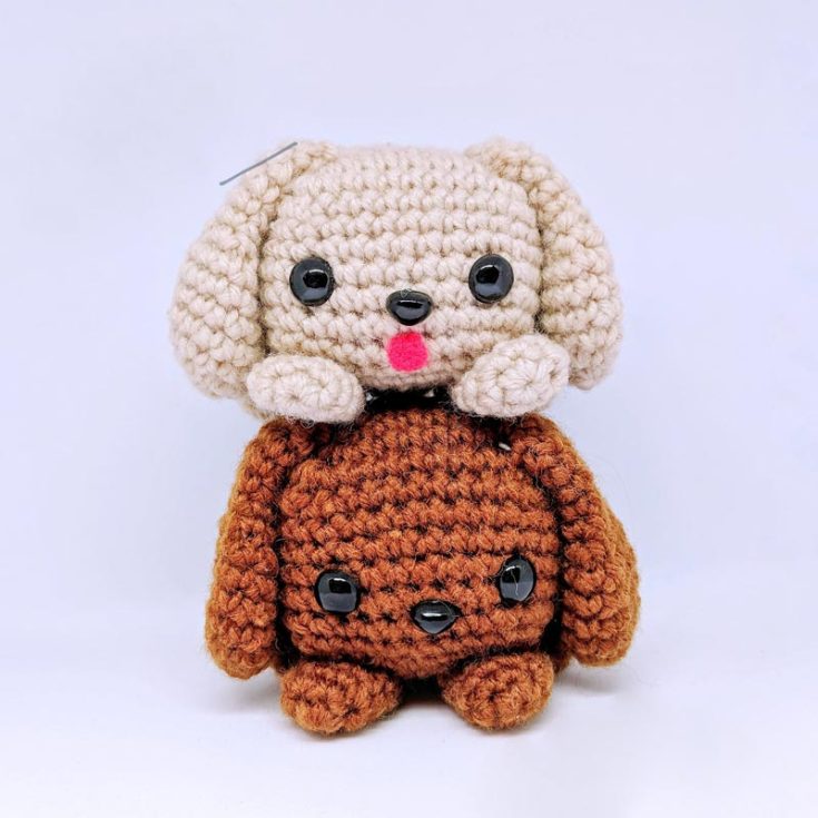 Are you a fan of minimalist tiny little puppy figurines? Well, this cube puppy dog amigurumi pattern will definitely tickle your fancy. An excellent pattern for beginners who are well-versed in written patterns to try!