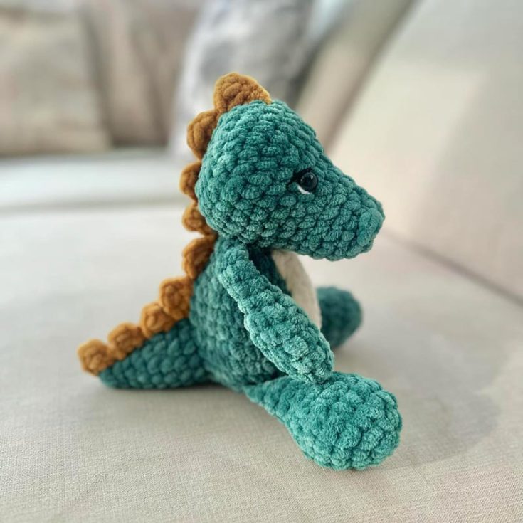 Use velvety yarn to make this easy amigurumi dinosaur pattern for the ultimate soft and silky plush toy texture. This is an easy pattern, suitable for first-timers, so give it a shot!