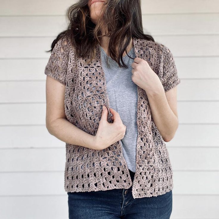 This cute granny square cardigan is your best vest for a hot summer. It is easily customizable, breathable, and made using a join-as-you-go method to piece together your squares. A great beginner-friendly pattern that comes in sizes S-3XL.