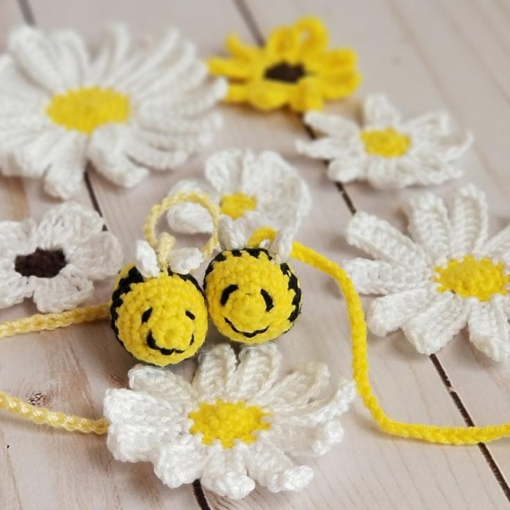 Make these happy bee bookmarks a last-minute gift for a teacher on the first day of school, a book club, or a thoughtful gift to any book lover. They're adorable and easy to whip up. Try it out now!