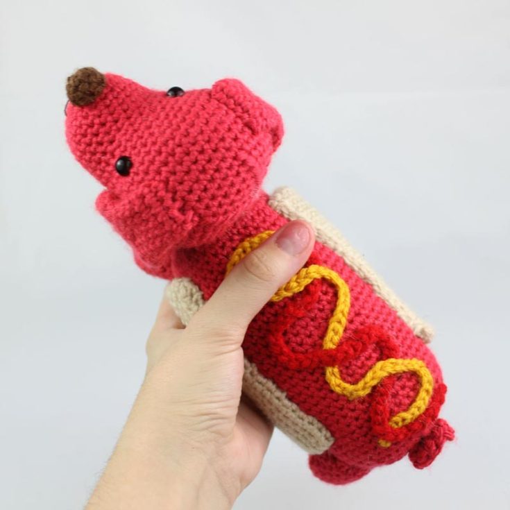 Hot diggity dog! Learn to make this little hot dog amigurumi puppy by clicking the link below. This beginner pattern only requires a few supplies, such as the 4mm crochet hook, stuffing, tapestry needle, scissors, 8mm safety eyes, and medium-weight yarn in various colors!